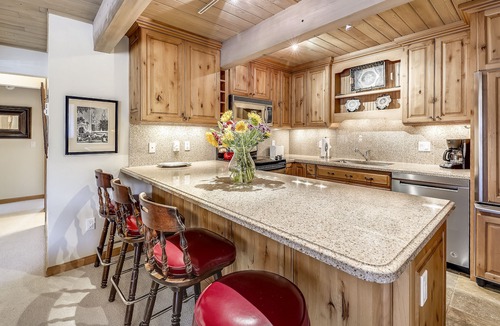 Downtown Condo | Top Floor Condo w/Mountain Views & Charm