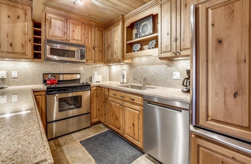 Downtown Condo | Top Floor Condo w/Mountain Views & Charm