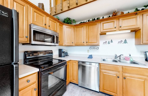 Wildernest Condo | Top-floor condo with mountain views, easy skiing, balcony & hiking