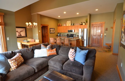 River Run Condo | Top Floor Renovated Springs Condo 2BR/3BA Sleeps 7 Large Deck