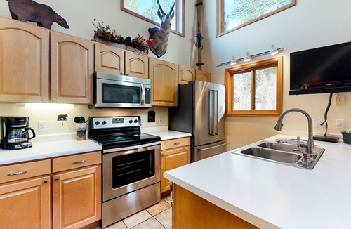 Grand Lake Condo | Top-floor riverside condo w/loft, balcony & onsite dining - close to town & lake