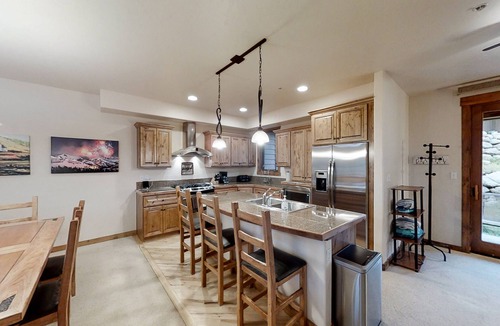 Bear Crossing House | Top-Floor Townhome at Bear Crossing w/Mountain Views, Garage & Hot Tub