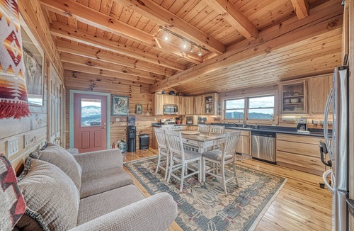 Howard Cabin | Top of the World - Unwind on Cloud Nine!