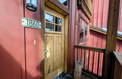 Lakeside Village House | Townhome with free shuttle & private laundry