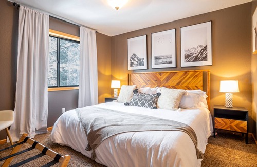 Evergreen House | Tranquil Mountain Escape | Fireplace | Backyard w/ Sauna
