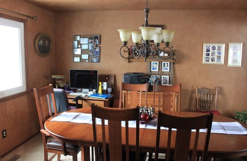 Monument House | Tranquil Palmer Divide Residence-Sleeps 10 in beds, family friendly, clean.
