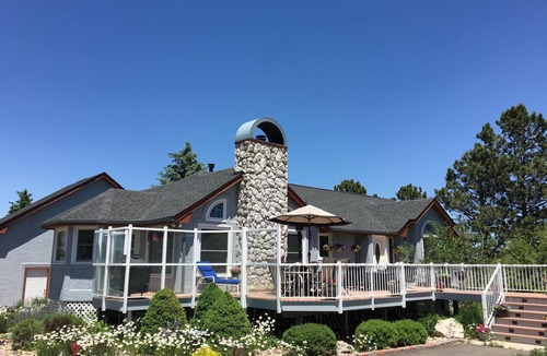 Monument House | Tranquil Palmer Divide Residence-Sleeps 10 in beds, family friendly, clean.