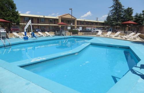 Central Colorado Springs Hotel | TravelStar Inn & Suites