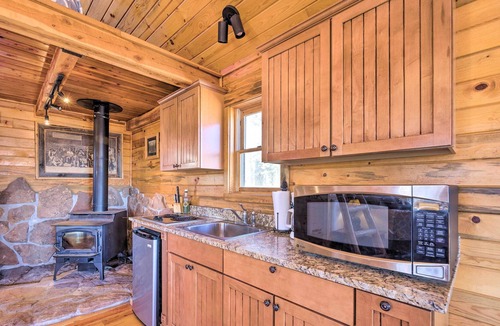 Victor Apartment | Tree-Lined Cripple Creek Retreat w/ Fireplace