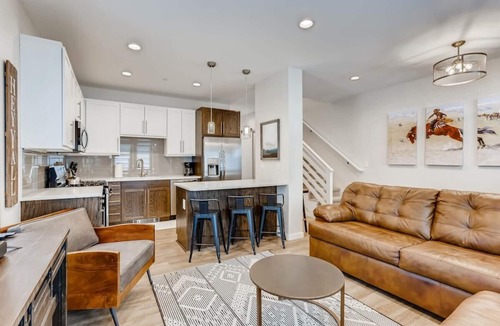 Georgetown House | Trekker Townhome/Mountain Charm/New Floors!