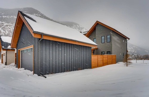 Georgetown House | Trekker Townhome/Mountain Charm/New Floors!