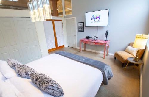 Cole House | Trendy Modern Loft in Rino Art District