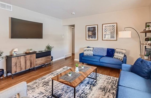 Twin Lakes House | Twin Lakes Landing | Pool Table | Central Location