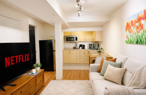Brampton House | Two Kitchens · Two Entrances · Sleeps 6 · Pearson ~15 Min