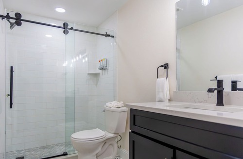 Steamboat Springs Hotel | Ultimate Getaway! Spacious Unit, Close to Yampa River Botanic Park, Hot tub, Jacuzzi, Free Shuttle Service!