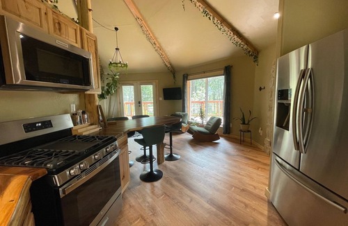 Indian Hills Cottage | Unique 1-bedroom Woodland Cottage near Red Rocks- WiFi, AC, Kitchen, Sleeps 4