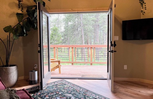 Indian Hills Cottage | Unique 1-bedroom Woodland Cottage near Red Rocks- WiFi, AC, Kitchen, Sleeps 4