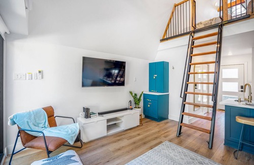 South Central Houston Apartment | Unique A-frame Tiny House - 2 km from MAJOR INTERNATIONAL SPORTING EVENT Fest