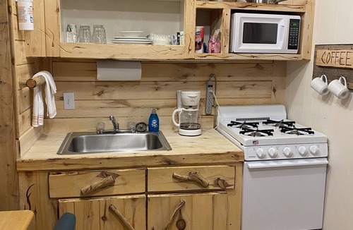 Cedaredge Apartment | Unit 7: King with full Kitchen