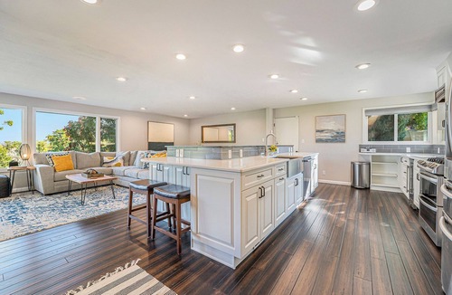 Bel Aire House | Updated 4bdr with VIEW of Flat Irons & hot tub.