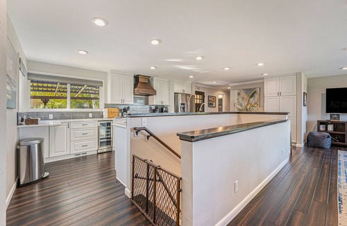 Bel Aire House | Updated 4bdr with VIEW of Flat Irons & hot tub.