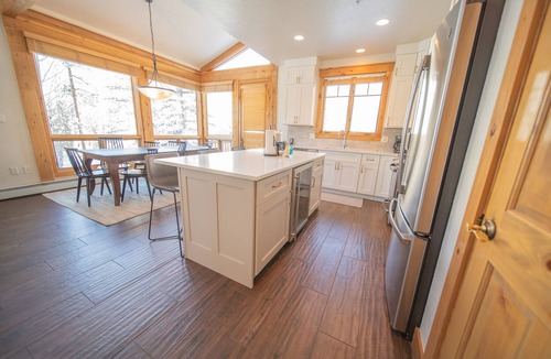 Keystone House | Updated Cabin with Pool & Hot Tub Access!