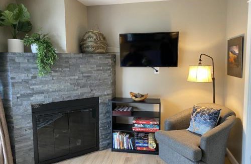 Historic District House | Updated Downtown Condo Walk Everywhere and Parking