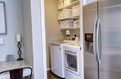 Northglenn House | ★Updated Home★ 20min to Denver, back patio w/gas firepit, pet friendly