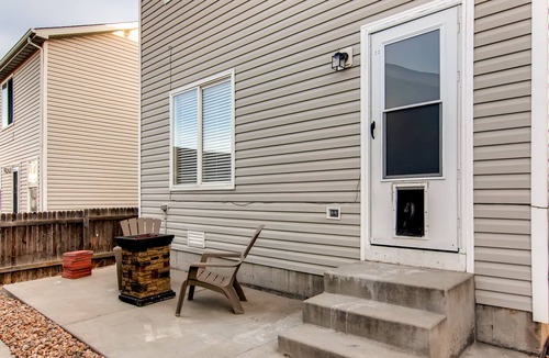 Northglenn House | ★Updated Home★ 20min to Denver, back patio w/gas firepit, pet friendly