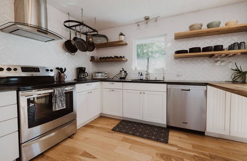 Buena Vista House | Updated, pet friendly home steps from the Arkansas River~ Fly Fishing & Rafting
