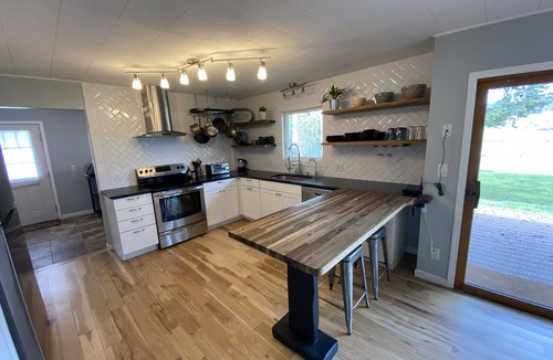 Buena Vista House | Updated, pet friendly home steps from the Arkansas River~ Fly Fishing & Rafting