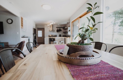 Buena Vista House | Updated, pet friendly home steps from the Arkansas River~ Fly Fishing & Rafting