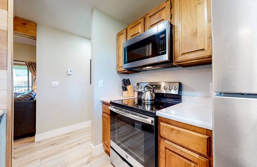 Steamboat Springs Condo | Updated, Top-Floor Condo w/Gas Fireplace, Shared Pool/Hot Tub - Walk to Shuttle