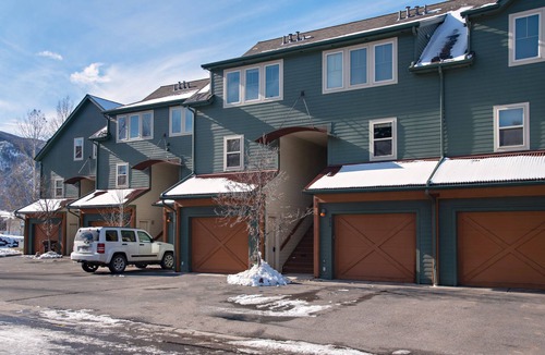 Basalt House | Updated Townhome w/Deck, Lake & Mountain Views, 18 mi to Aspen, Dog Friendly!