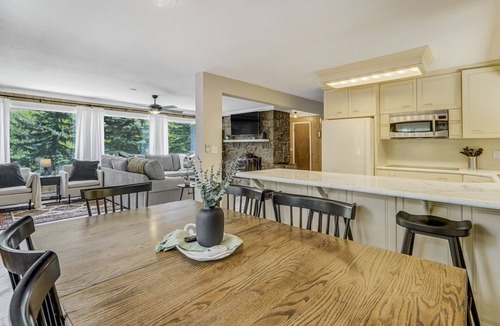 Cascade House | Upper Stone Lodge | Hot Tub & Game Room| Upper Unit