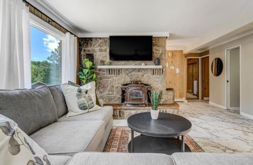 Cascade House | Upper Stone Lodge - Hot Tub & Game Room - Upper Unit