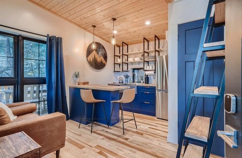 Indian Hills Cabin | Upscale Mountain Treehouse/Fire Pit & Hot Tub