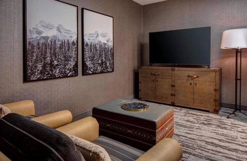 Aurora House | Upscale Resort & Water Park Convenient to Majestic Denver