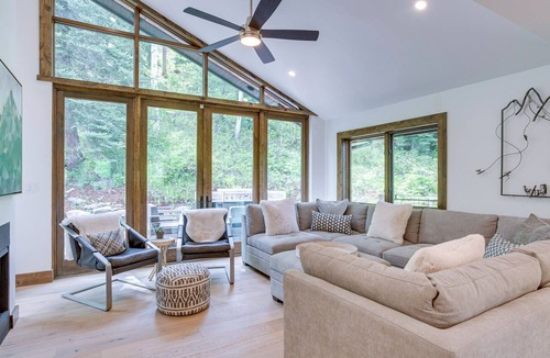 Intermountain House | Vail Getaway w/ Private Hot Tub & Mountain Views!