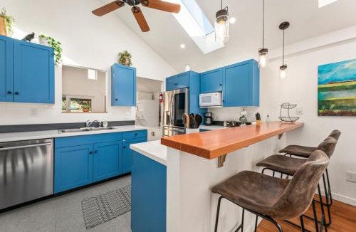Martinez Park House | Vibrant Downtown Bungalow - Walk Everywhere!