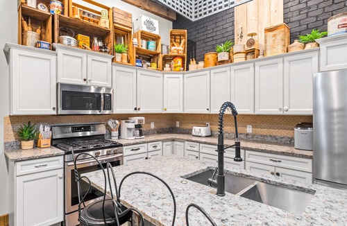 Victor House | Victor Quarters - Stay a While
