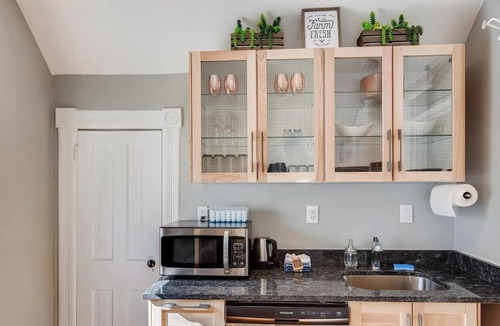 Central Colorado Springs Apartment | Victorian Duplex Utility Kitchen Walk to DT