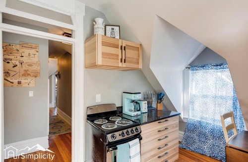 Central Colorado Springs Apartment | Victorian Duplex Utility Kitchen Walk to DT