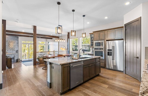 Baldy Mountain House | Views|Hot Tub| Luxury|Free Bus Route