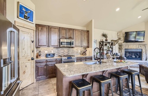 Warrior's Mark House | VIEWS, HOT TUB, Walk to Lift and Main St. Shuttle.