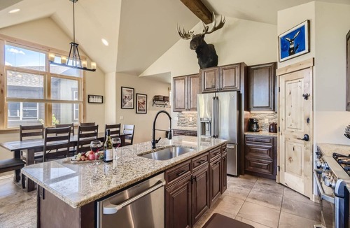 Warrior's Mark House | VIEWS, HOT TUB, Walk to Lift and Main St. Shuttle.