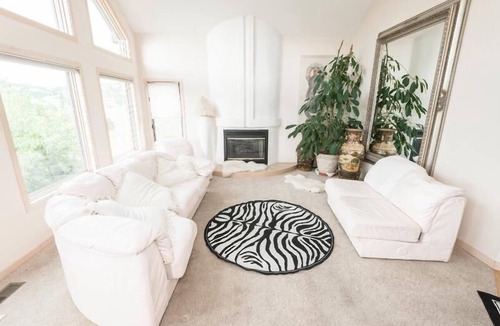 Golden House | VIEWS-LUXURY-REDROCKS CONCERTS-SKI-CASINOS-HOUSE ON SIDE MNT - GREAT VIEWS