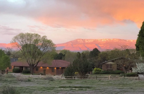 Redlands House | Views+, Spacious Home, Hot Tub, Ski/Hike/Golf, base of the CO Nat'l Monument!