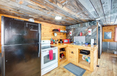 Lake Agnes Cabin | Vintage Cabin Near Steamboat with Mountain Views and Hot Tub Access