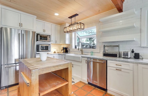 Larkspur House | Vintage Farmhouse w/Hot Tub in Larkspur